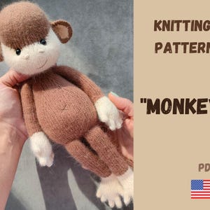 Könnte beinhalten: Strickanleitung für ein braunes gestricktes Affenspielzeug. Das Muster ist als PDF-Download erhältlich. Das Muster trägt den Titel "MONKEY".