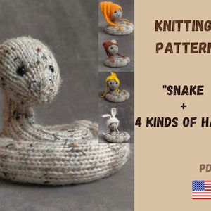 以下が含まれることがあります： 4種類の帽子をかぶったヘビの編み物パターン。ヘビはグレーで、帽子は黄色、オレンジ、茶色、白です。パターンはPDFダウンロードで入手できます。