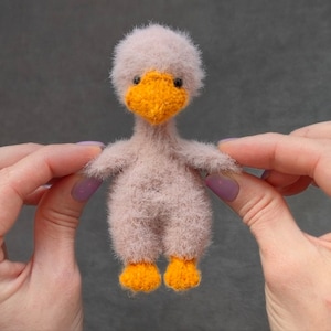 Jouet d&#39;oie tricoté fait main : compagnon de poche en peluche, accessoire photo de nouveau-né