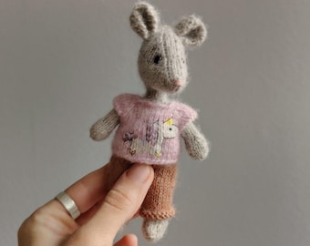 Kleine gestrickte Teddy Maus in Kleidung, Fertiges Stofftier Spielzeug, Handgemachte gestrickte Puppe, Spielzeug in Kleidung, Puppenhaus Maus Spielzeug