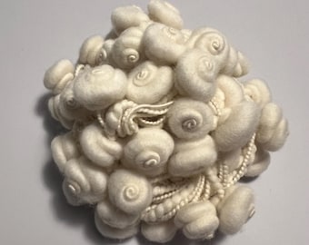 Natürliches weißes Rosetten-Kunstgarn - Handgesponnene dicke und dünne Wolle zum Färben, Statement-Weben und texturierte Fibre Art