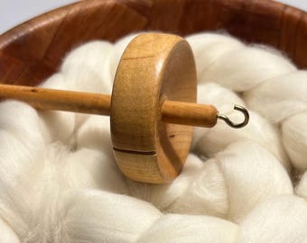 Handgesponnene Drop-Spinne mit natürlichem Finish – Handspinnmaschine mit ungefärbter Schurwolle im Kammzug
