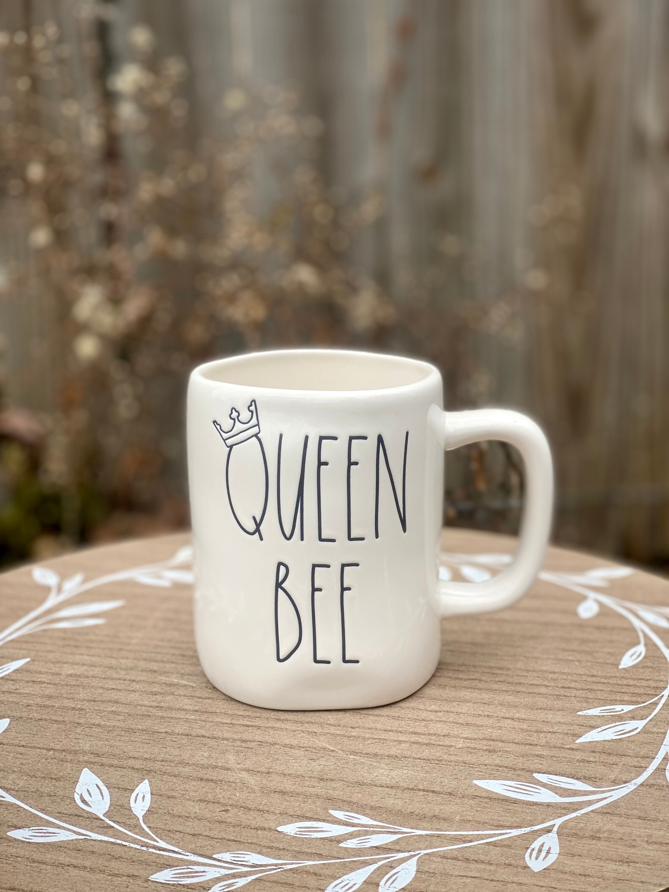 Rae dunn queen bee throw sale