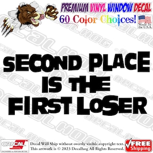Op de afbeelding: Zwart-witte vinyl sticker met de tekst "Second Place Is The First Loser".