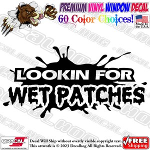 Puede incluir: Calcomanía de vinilo en blanco y negro con un diseño de salpicadura negra. La calcomanía dice "Lookin for Wet Patches".