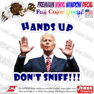 Op de afbeelding: Een blauwe en witte vinyl raamsticker met een cartoon afbeelding van een man met zijn handen omhoog en de tekst "Hands Up Don't Sniff!!!"