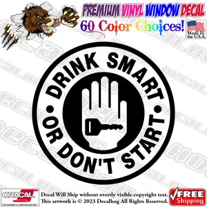 Könnte beinhalten: Schwarzer und weißer runder Aufkleber mit dem Text "Drink Smart or Don't Start" und einer Hand mit einem Schlüssel.