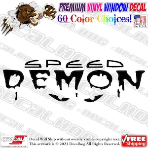 以下が含まれることがあります： 「SPEED DEMON」という文字が、滴るようなフォントで書かれた黒と白のビニールステッカー。窓やその他の滑らかな表面に貼るように設計されています。