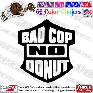 Puede incluir: Calcomanía de vinilo en blanco y negro con el texto "BAD COP NO DONUT" en forma de escudo.