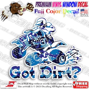 Könnte beinhalten: Ein blaues und schwarzes Tarnmuster-Quad mit dem Text "Got Dirt?" darunter. Das Quad befindet sich in der Luft mit einem Wasserspritz hinter sich.