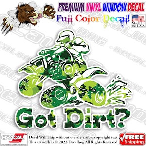 Pode incluir: Adesivo de vinil camuflado verde e branco de uma pessoa conduzindo um ATV com o texto "Got Dirt?" em letras camufladas verde e branco.