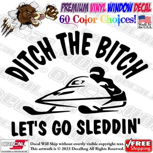 Puede incluir: Calcomanía de vinilo en blanco y negro con el texto "Ditch the Bitch Let's Go Sleddin'" y una silueta de una persona conduciendo una moto de nieve.