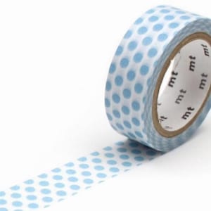 Könnte beinhalten: Eine Rolle Washi-Tape mit einem sich wiederholenden Muster aus hellblauen Punkten auf weißem Hintergrund. Das Klebeband ist teilweise abgerollt und zeigt das Muster. Der Markenname "mt" ist auf dem Kern des Klebebands aufgedruckt.