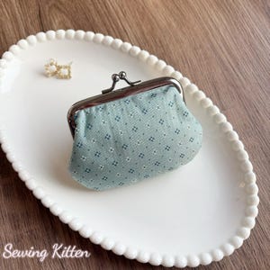 303# Borsa da donna in seta con piccolo fiore blu classico fatto a mano / Elegante borsa porta monete da donna / Borsa per il trucco Kisslock / Regalo per la mamma, per lei