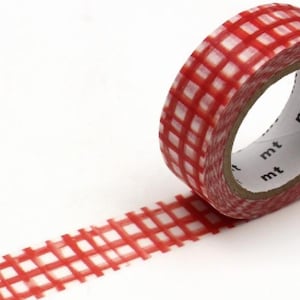 Könnte beinhalten: Eine Rolle rot-weiß kariertes Washi-Tape. Das Band ist teilweise abgerollt und zeigt ein Gittermuster. Das Band befindet sich auf weißem Hintergrund. Der Markenname "mt" ist auf dem Kern des Bandes aufgedruckt.