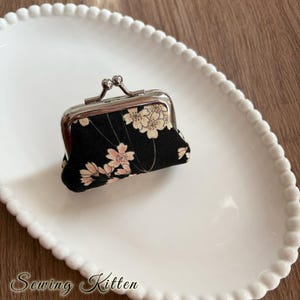 308 # Handgefertigte Mini Schwarz Japan Stil Sakura Geldbörse / Kleine Kisslock Tasche mit Blumenmuster / Niedliche Clutch ( Kratzer und Abnutzung am Eisenverschluss)