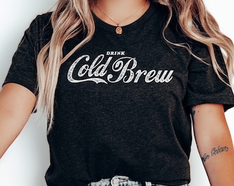 Camiseta unisex para amantes del café frío, ideal como regalo de barista, suave y vintage.