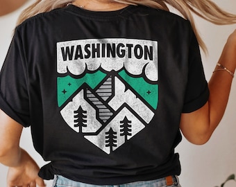 Camiseta unisex con insignia de naturaleza del estado de Washington, estilo vintage al aire libre con árboles y montañas del noroeste del Pacífico.