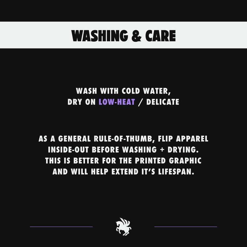 K&ouml;nnte beinhalten: Schwarzwei&szlig;es Grafik mit dem Text "WASHING & CARE" und Anweisungen zum Waschen und Trocknen von Kleidung. Der Text lautet "Wash with cold water, dry on low-heat/delicate. As a general rule-of-thumb, flip apparel inside-out before washing + drying. This is better for the printed graphic and will help extend it's lifespan."