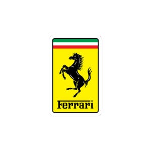Peut inclure: Un autocollant rectangulaire avec le logo Ferrari. Le logo comprend un cheval cabré noir sur fond jaune, avec une bande verte, blanche et rouge en haut. Le mot "Ferrari" est imprimé en noir en bas.