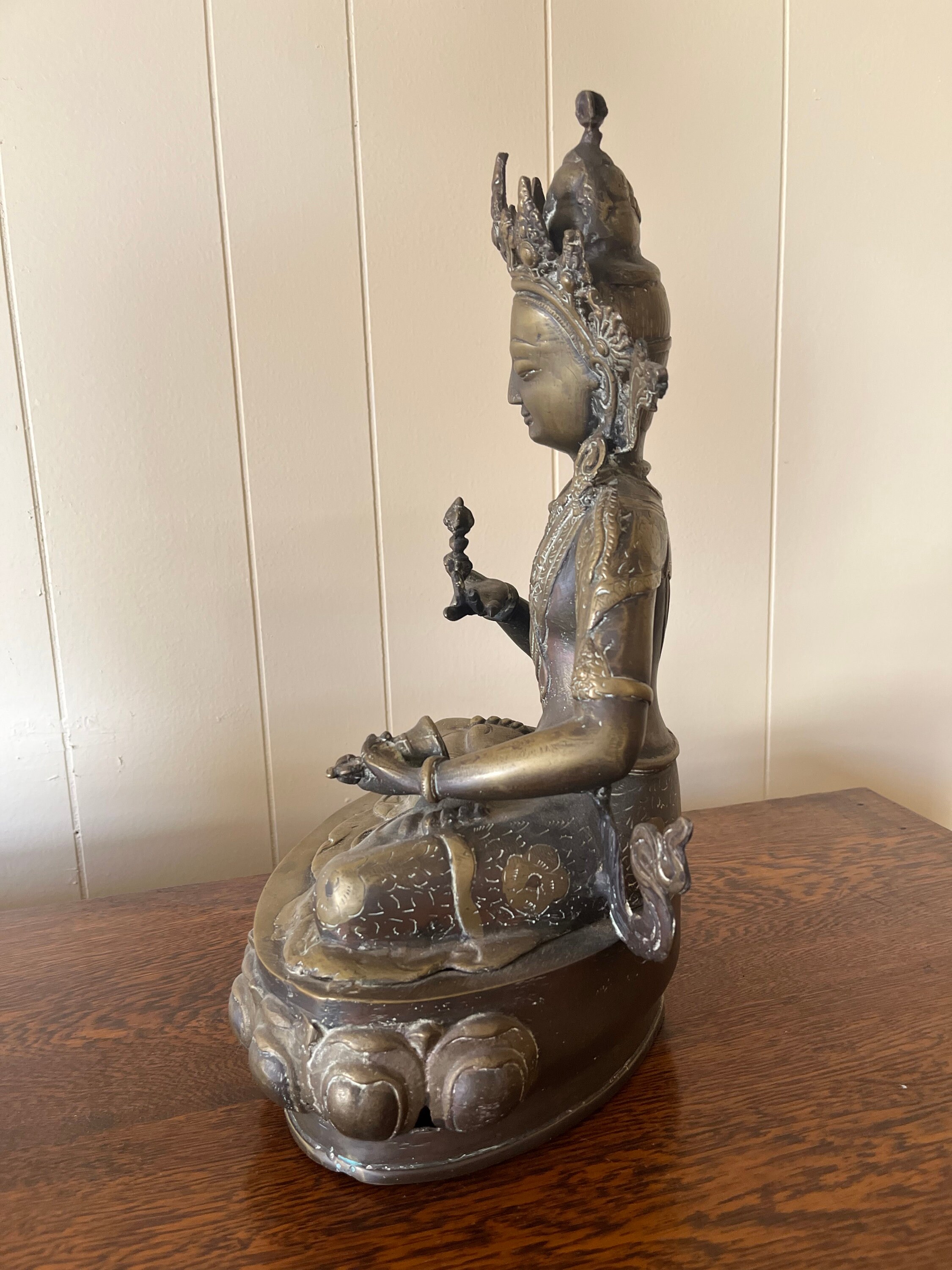 20 世紀頃の、手に持った装飾品を持つ美しい古い中国・チベットの青