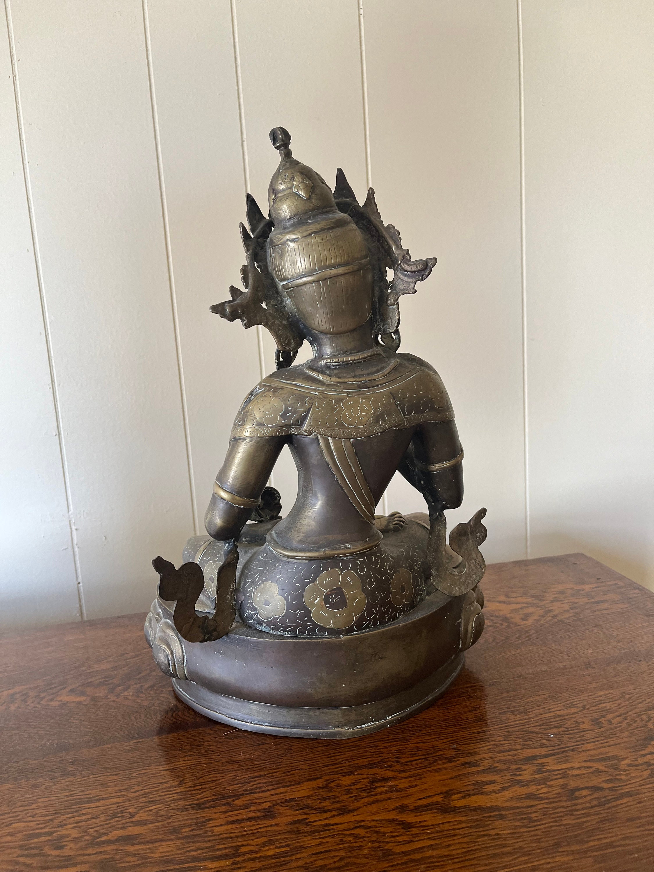 20 世紀頃の、手に持った装飾品を持つ美しい古い中国・チベットの青