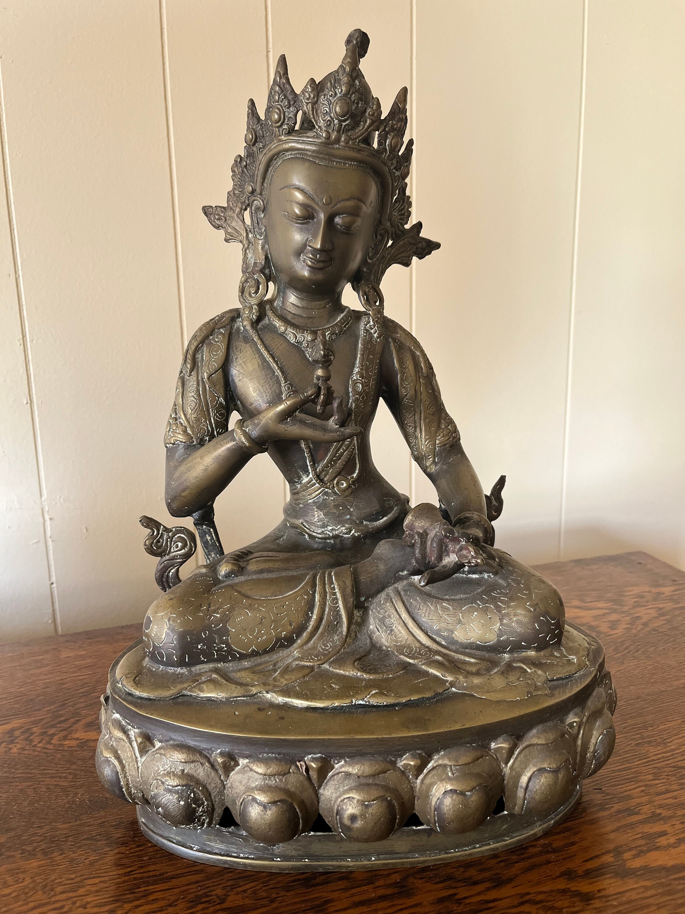 20 世紀頃の、手に持った装飾品を持つ美しい古い中国・チベットの青