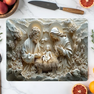 Könnte beinhalten: Rechteckiges Schneidebrett mit einem religiösen Reliefschnitzwerk der Heiligen Familie. Die Schnitzerei ist in Weiß- und Beigetönen gehalten. Ein Messer mit Holzgriff, eine Gabel, Äpfel und Orangen sind ebenfalls zu sehen.