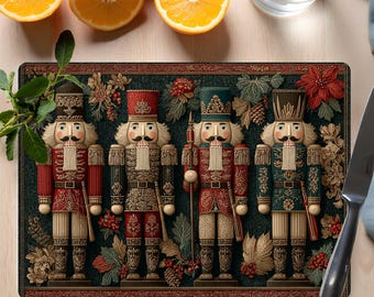 Könnte beinhalten: Ein rechteckiges Schneidebrett mit vier detaillierten Nussknackerfiguren in roten, grünen und goldenen Uniformen. Das Brett hat einen dunkelgrünen Hintergrund mit floralen und Tannenzapfen-Akzenten. Orangen und ein Glas Wasser sind sichtbar.