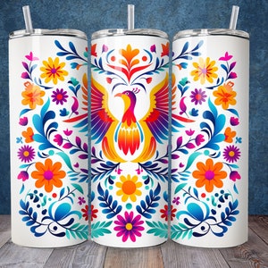 Puede incluir: Tres vasos de acero inoxidable con diseños florales y de pájaros coloridos. Los vasos son blancos con un patrón vibrante de flores, hojas y un pájaro estilizado en tonos de rojo, naranja, amarillo, azul y verde.