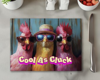 Peut inclure: Trois poulets portant des lunettes de soleil, l'un avec un chapeau de paille, sur un fond de bois bleu. Le texte "Cool As Cluck" est écrit en lettres roses et jaunes.