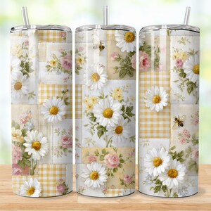 Peut inclure: Trois gobelets isothermes en acier inoxydable avec des motifs floraux et d'abeilles. Les gobelets présentent un motif patchwork avec des marguerites, des roses et du vichy jaune. Chaque gobelet a une paille et un couvercle transparent.