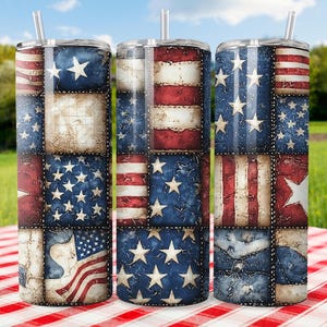 Puede incluir: Tres vasos de acero inoxidable con pajitas, cada uno con un diseño de retazos de la bandera estadounidense. El diseño incluye rayas rojas y blancas, campos azules con estrellas blancas y una estética vintage. Los vasos están sobre un mantel a cuadros rojo y blanco.