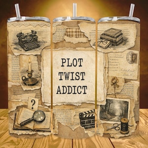 Pode incluir: Um copo de aço inoxidável com um tema literário vintage. O design apresenta uma máquina de escrever, livros, uma vela e o texto "PLOT TWIST ADDICT" em um fundo de papel envelhecido e efêmera.