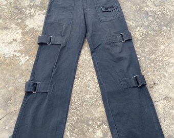 Pantalones cargo vintage con estampado de bondage y corte entallado / Pantalones negros con tirantes utilitarios / Ropa técnica industrial Y2K