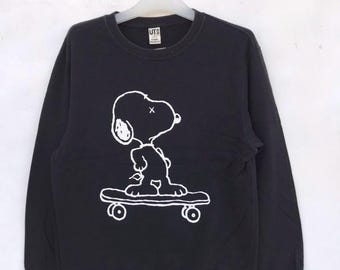 Sudadera de Snoopy Uniqlo x KAWS x Peanuts – Cuello redondo gráfico UT negro, estilo urbano