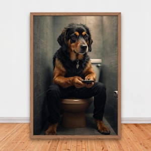 トイレでスマートフォンを使っている面白い犬、面白いバスルームの壁飾り、面白い動物のプリント、家の印刷物、愛らしい犬の印刷物