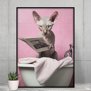 Adorable Sphynx sentado en el inodoro leyendo un periódico, decoración divertida de la pared del baño, impresión de animales divertidos, imprimibles para el hogar, arte digital con IA