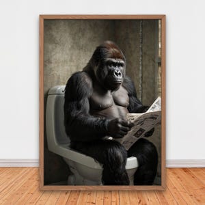 Gorila engraçado lendo jornal no vaso sanitário, decoração engraçada de parede para banheiro, estampa de animais engraçados, imprimíveis para casa, arte digital com IA