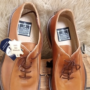Los zapatos casuales de los hombres son de color marrón con cuero natural,  los hombres en el zapato con zapatos de encaje marrón. foto de alta calidad