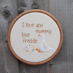 Personalised “I Love You Mummy” Embroidery Hoop – Custom Name Goose Art for Mum – Handmade Gift from Child, Mother&#39;s Day Keepsake