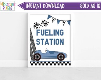 Puede incluir: Un cartel imprimible con un coche de carreras azul y el texto "Fueling Station" en negro. El cartel está decorado con banderas a cuadros en blanco y negro y una cadena de banderas a cuadros en blanco y negro con triángulos azules.