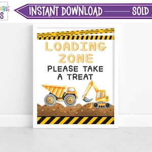 Może przedstawiać: Drukowana tabliczka z motywem budowy. Na niej napis "Loading Zone Please Take A Treat" oraz żółty samochód ciężarowy z wywrotką i koparka na tle ziemi. Tabliczka ma na górze czarną i żółtą taśmę ostrzegawczą.