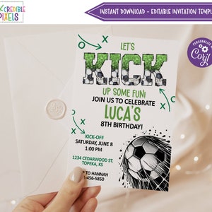 K&ouml;nnte beinhalten: Editierbare Fu&szlig;ball-Geburtstagseinladungsvorlage mit gr&uuml;nem und wei&szlig;em Text, der "Let's Kick Up Some Fun! Join Us To Celebrate Luca's 8th Birthday!" lautet, mit einer Fu&szlig;ballgrafik und einem gr&uuml;nen und wei&szlig;en Rasenhintergrund.