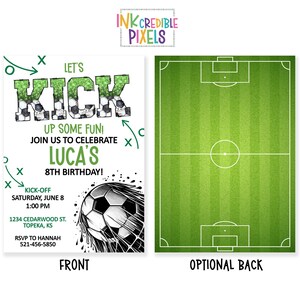 K&ouml;nnte beinhalten: Gr&uuml;ne und wei&szlig;e Fu&szlig;ball-Geburtstagseinladung mit dem Text "Let's Kick Up Some Fun! Join Us To Celebrate Luca's 8th Birthday!" und einem Fu&szlig;ballfeld auf der R&uuml;ckseite.