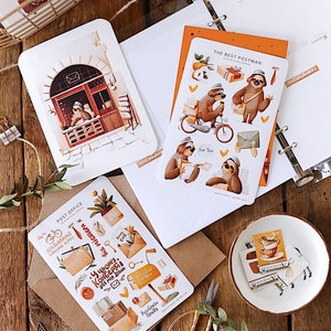 I migliori adesivi del bradipo postino: illustrazioni di buste postali, cartoline postali, adesivi motivazionali divertenti, kit di cancelleria per ufficio postale