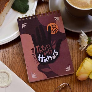 Libro de pegatinas de manos: 32 hojas con ilustraciones de manos / Brujería, Romántico, Café, Libros, Repostería, Vegano, Mini iconos, Estética fantástica
