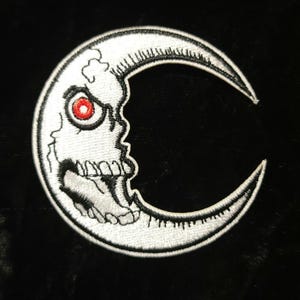 Parche termoadhesivo de calavera con luna creciente, parche gótico bordado de Halloween para chaquetas y bolsos.