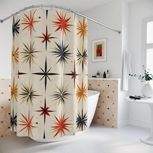 Könnte beinhalten: Ein Duschvorhang mit einem geometrischen Muster im Retro-Stil, das ein sich wiederholendes Design aus stilisierten Sternen in Rot-, Orange-, Gelb-, Blau- und Schwarztönen auf cremefarbenem Hintergrund zeigt.