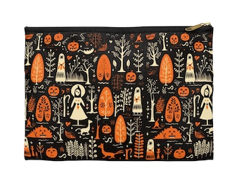 Puede incluir: Una bolsa negra con cremallera con un patrón repetido de ilustraciones de Halloween en naranja y blanco. El patrón incluye fantasmas, calabazas, árboles y otros elementos espeluznantes.